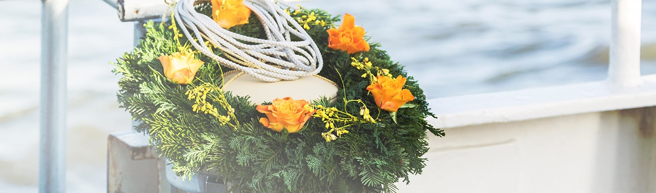 Stille, anonyme Bestattung in Kassel: Urne auf Friedhof, symbolisiert Diskretion, Ruhe und respektvolle Beisetzung.
