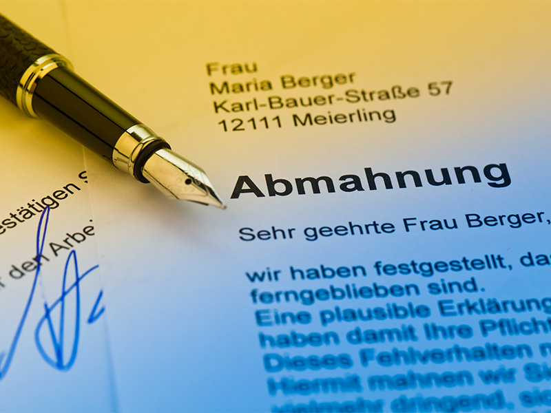 Ein geschriebener Abmahnungsbrief mit Stift – Symbol für Abmahnung und Rechtsberatung.
