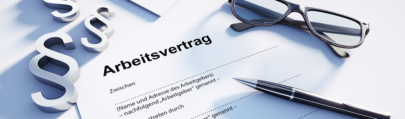 Blanko-Arbeitsvertrag mit Kugelschreiber und Brille – symbolisiert Arbeitsrecht in Witzenhausen und Vertragsvorsorge.