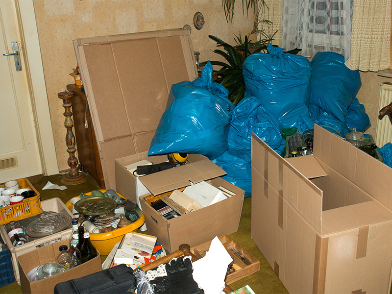 Mehrere Möbel und Kartons in leergeräumter Wohnung, die den strukturierten Ablauf einer Entrümpelung in Kassel zeigen.