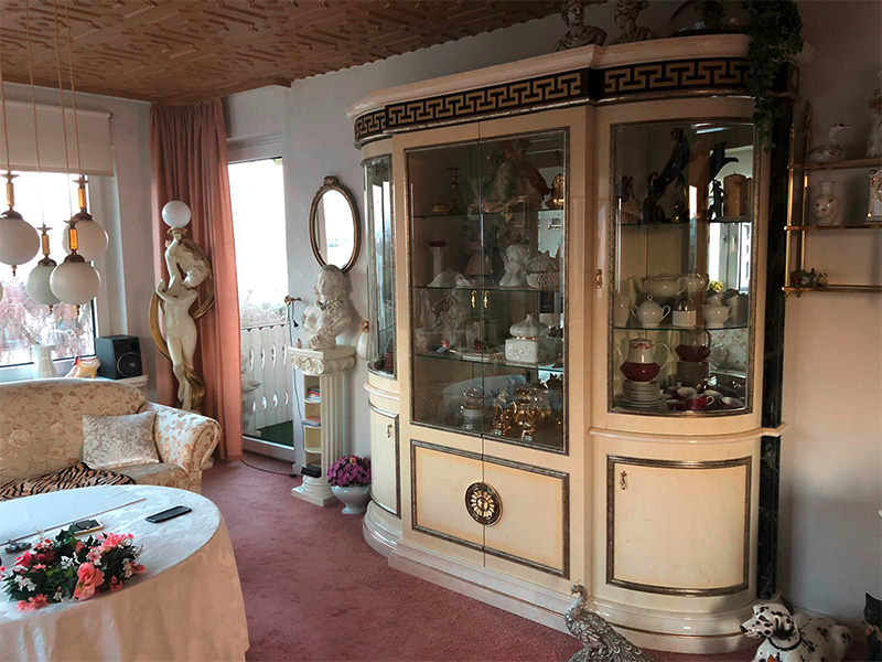 Helles Wohnambiente mit sortierten Möbelstücken, das den Service für Gebrauchtmöbel in Kassel im Rahmen professioneller Haushaltsauflösungen zeigt.