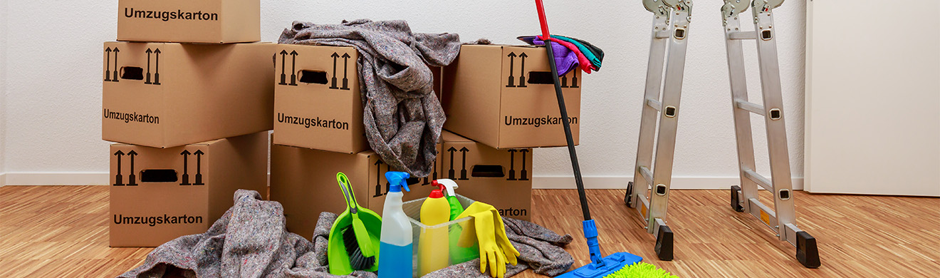 Heller Raum mit Umzugskartons und Reinigungsutensilien, bereit für eine gründliche Haushaltsauflösung in Kassel und anschließende Reinigung.