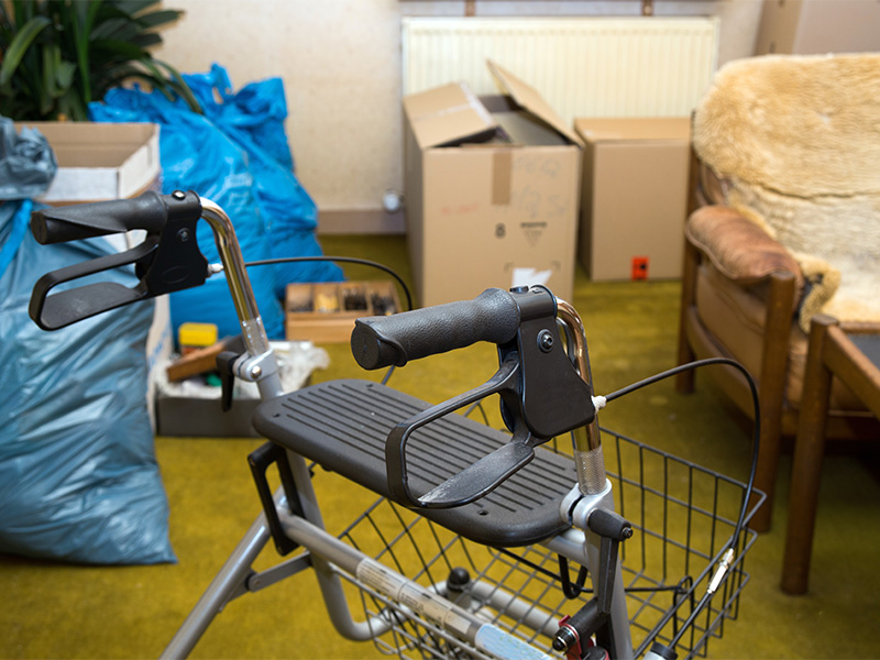 Teilgeräumte Wohnung mit Kartons und Möbeln, die den strukturierten Ablauf einer Nachlassauflösung in Kassel veranschaulichen.