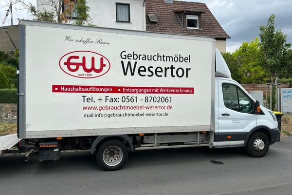 Servicefahrzeug von Wesertor für Haushaltsauflösungen in Kassel, bereit für Transport, Entrümpelung und professionelle Haushaltsaufträge.