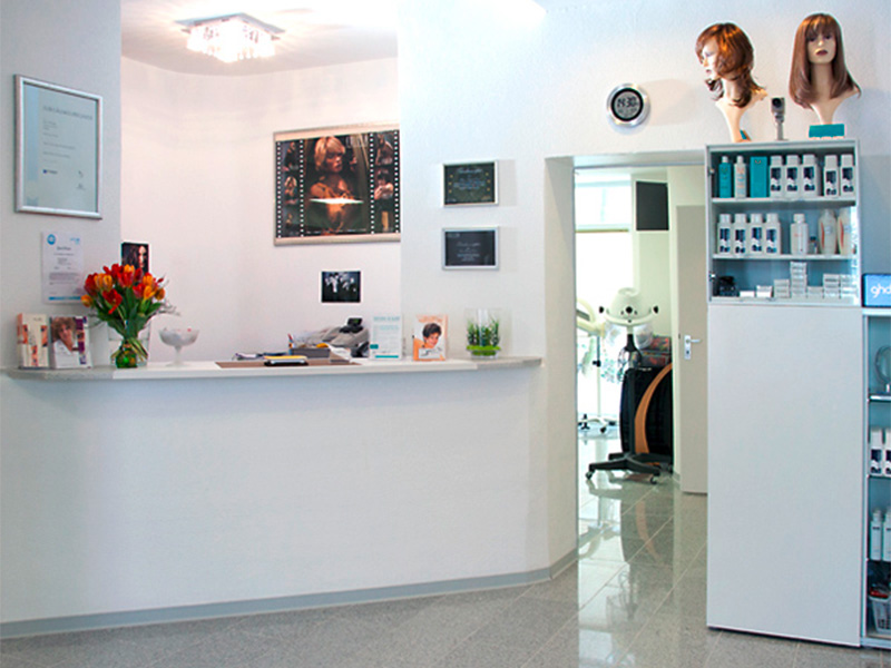 Empfangsraum mit Verkaufstresen im Zweithaarstudio Klengler in Kassel – Empfangsbereich mit Beratung für Perücken und Haarteile. 