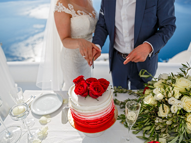 Hochzeit auf dem Edersee: Brautpaar schneidet gemeinsam die Hochzeitstorte, festliche Dekoration und strahlende Stimmung