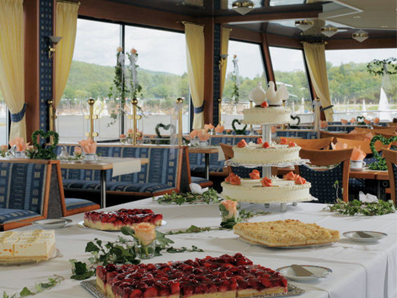 Elegante Hochzeitsfeier auf dem Edersee-Schiff, festlich dekoriertes Deck bereit für Trauungen und Hochzeitsfeiern