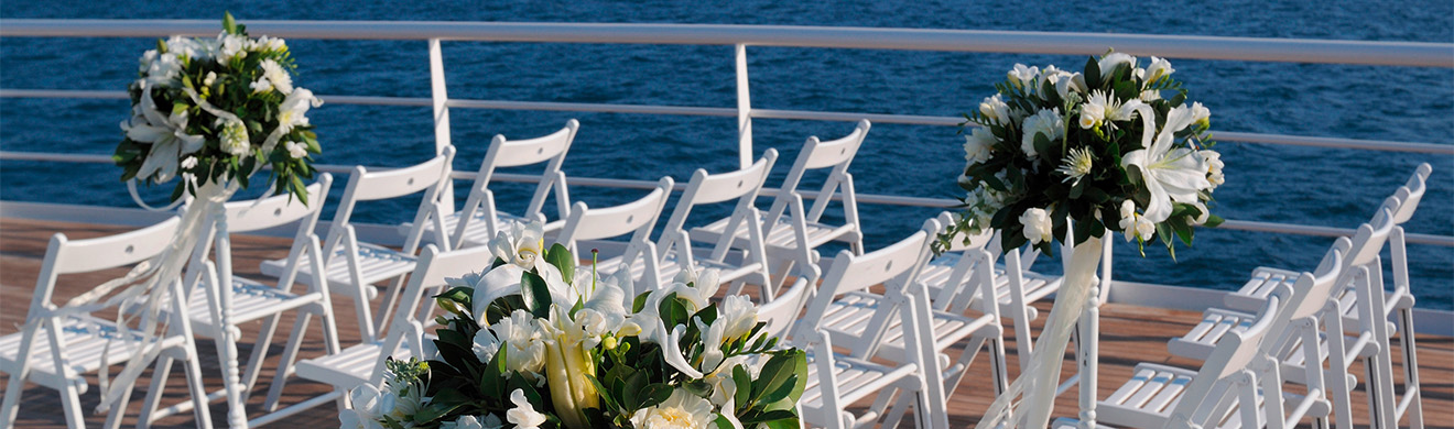 Schiffsdeck auf dem Edersee mit weißen Stühlen und Hochzeitsdekoration, bereit für eine romantische Trauung.