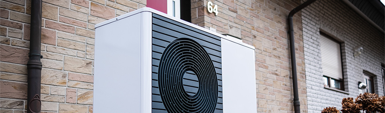 Wärmepumpe an einem Einfamilienhaus in Kassel, die effiziente Heizung und Klimaanlage bietet.