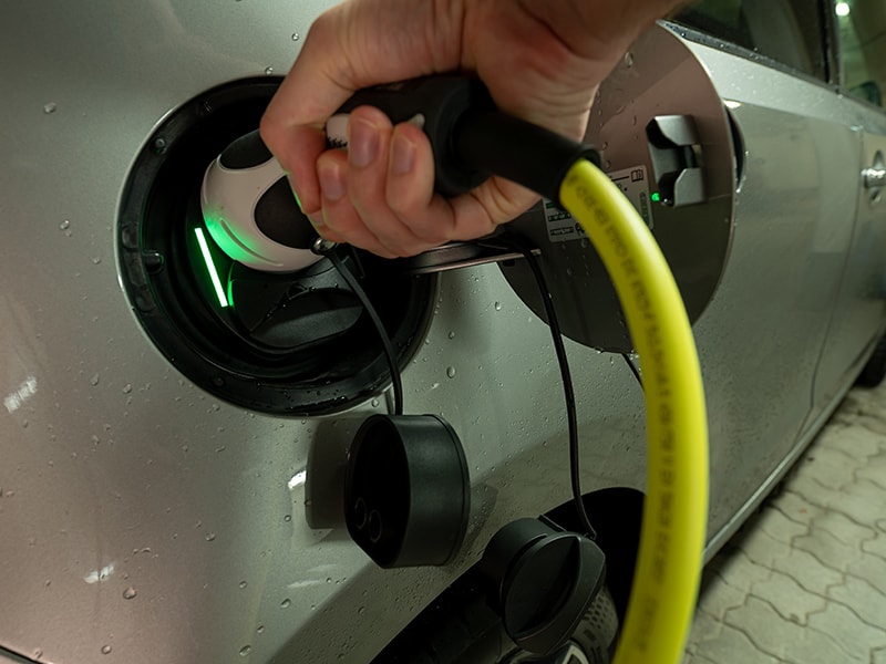Elektroauto wird an Wallbox in Kassel geladen